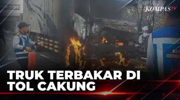 Truk Boks Terbakar Di Tol Cakung Jakarta Timur, Diduga Akibat Korsleting | KOMPAS SIANG