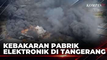 Kebakaran Pabrik Elektronik Di Tangerang, Asap Hitam Membubung Tinggi | KOMPAS PETANG