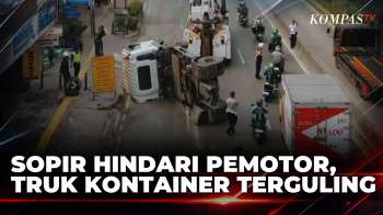 Hindari Pemotor, Truk Kontainer Terguling Di Tambora Jakarta Barat | KOMPAS PETANG
