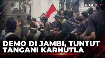Massa Demo Tarik Paksa Pagar Kantor Gubernur Jambi, Desak Pemerintah Serius Tangani Karhutla