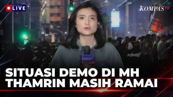 Sudah Gelap, Massa Demo Masih Ramai Bertahan di Kawasan MH Thamrin