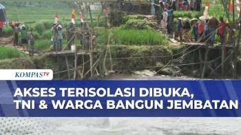 Akses Terisolasi Dibuka, TNI & Warga Di Pekalongan Gotong-Royong Bangun Jembatan