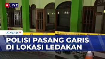 Garis Polisi Dipasang Di Area Tempat Kejadian Perkara Ledakan Di SMAN 72 Jakarta