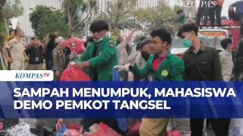 Gelar Demo, Mahasiswa Buang Sampah Di Halaman Pemkot Tangsel Sebagai Bentuk Protes