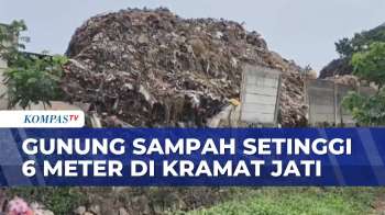 Penampakan Gunung Sampah Setinggi 6 Meter Di Pasar Induk Kramat Jati, Bau Busuk Mulai Ganggu Warga