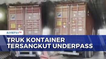 Truk Kontainer Tersangkut Di Underpass Jalan Pramuka Matraman, Lalu Lintas Sempat Macet