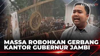 Ricuh! Demo Karhutla Di Jambi, Massa Dorong Gerbang Kantor Gubernur Hingga Roboh | KOMPAS PAGI