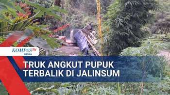 Truk Pembawa Pupuk Terbalik Ruas Jalan Lintas Sumatera Alami Kemacetan