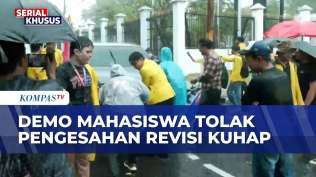 diguyur-hujan-mahasiswa-tetap-geruduk-dpr-protes-revisi-kuhap-yang-dinilai-cacat