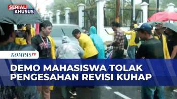 Diguyur Hujan, Mahasiswa Tetap Geruduk DPR Protes Revisi KUHAP Yang Dinilai Cacat