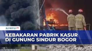 usaha-damkar-padamkan-kebakaran-pabrik-kasur-di-gunung-sindur-bogor
