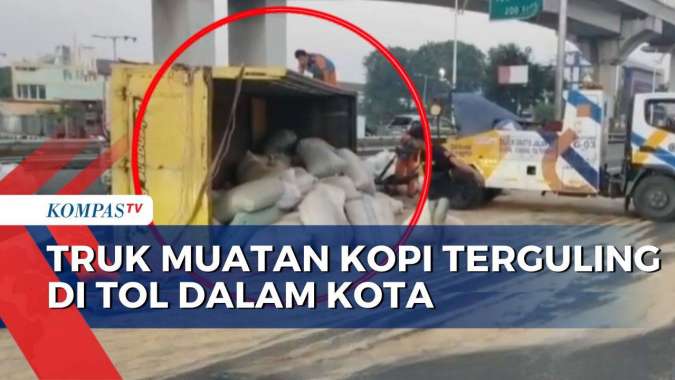 Truk Terguling di Tol Dalam Kota, Ampas Kopi Berserakan dan Lalu Lintas