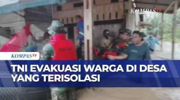 Desa Terisolasi Imbas Banjir, TNI Evakuasi Warga Lansia Dan Balita Gunakan Perahu Karet