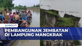 Potret Pelajar Seberangi Sungai Dengan Rakit Kayu Akibat Pembangunan Jembatan Mangkrak