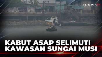 Kabut Asap Selimuti Kawasan Sungai Musi Di Sumsel, Aktivitas Penyeberangan Terganggu | KOMPAS SIANG