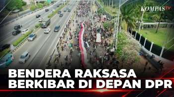 Massa Bentangkan Bendera Merah Putih Raksasa | KOMPAS PETANG