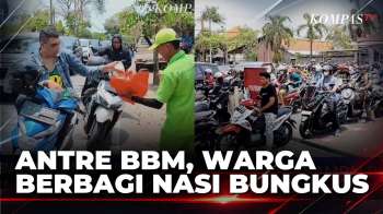 Antre BBM Berjam-jam, Warga Bagikan Nasi Bungkus | KOMPAS SIANG