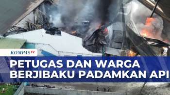 Petugas Dan Warga Berjibaku Padamkan Kebakaran Gudang PT Yumeida Di Deli Serdang | KOMPAS MALAM