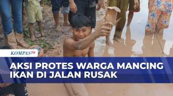 Warga Protes Jalan Rusak Tak Kunjung Diperbaiki, Mandi Lumpur Hingga Mancing Ikan Di Kubangan