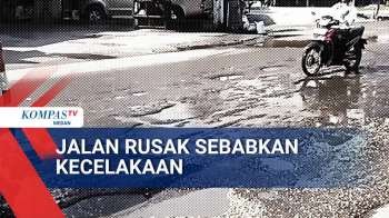Pedagang Keluhkan Jalan Rusak, Dagangan Sepi