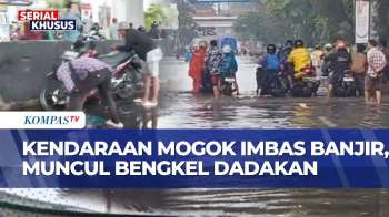 Sejumlah Motor Mogok Akibat Terjang Banjir Di Kelapa Gading, Bengkel Dadakan Muncul Perbaiki