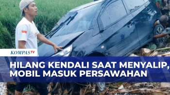Mobil Terbalik Masuk Sawah di Grobogan, Sopir Gagal Menyalip di Jalan Sempit