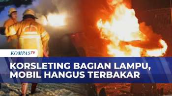 Korsleting Bagian Lampu, Mobil Di Surabaya Hangus Terbakar