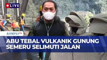 Tim Gabungan Lakukan Pembersihan Debu Abu Vulkanik Semeru Di Jembatan Besuk Kobokan