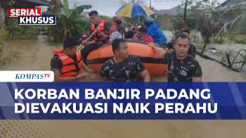 Proses Evakuasi Korban Banjir Padang, TNI Bawa Perempuan Dan Anak-Anak Naik Perahu Karet