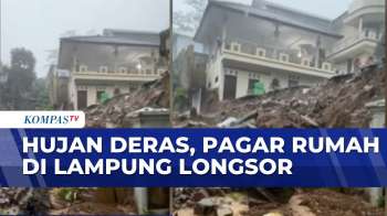 Tak Kuat Menahan Debit Air Hujan, Tembok Pagar Rumah Warga Longsor | KOMPAS SIANG