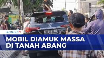 Berusaha Kabur Usai Senggol Ojol, Mobil Diamuk Massa | SAPA MALAM