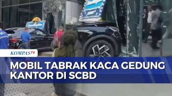 Mobil Listrik Tabrak Kaca Gedung Perkantoran di SCBD, Diduga Pengemudi Salah Injak Pedal