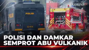 TAKJUB! Polisi Dan Damkar Semprot Jalan Terdampak Abu Vulkanik Anak Krakatau | KOMPAS PETANG