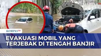 Mobil Terjebak Banjir Luapan Kali Pesanggrahan di Depok, Pengemudi Selamat | SAPA MALAM