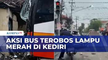 Terobos Lampu Merah, Bus Tabrak Motor & Mobil Di Kediri, Pengendara Dilarikan Ke RS | KOMPAS PETANG