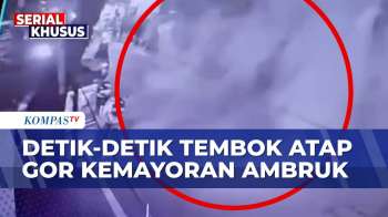 Detik-Detik Tembok Atap GOR Kemayoran Ambruk Timba Kendaraan Akibat Diterpa Angin Kencang