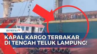berbondong-bondong-selamatkan-diri-26-awak-kapal-berhasil-keluar-dari-kapal-kargo-yang-terbakar