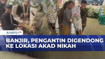 Akad Nikah Di Tengah Banjir, Pengantin Perempuan Di Jombang Harus Digendong Ke Lokasi