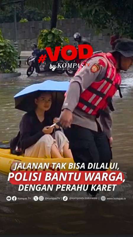 JALANAN TAK BISA DILALUI, POLISI BANTU WARGA DENGAN PERAHU KARET