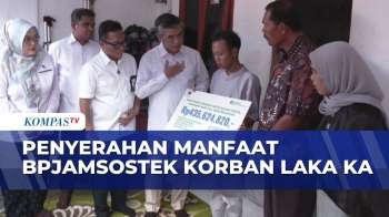 Momen Penyerahan Manfaat BPJAMSOSTEK Korban Kecelakaan Kereta Api Di Bekasi