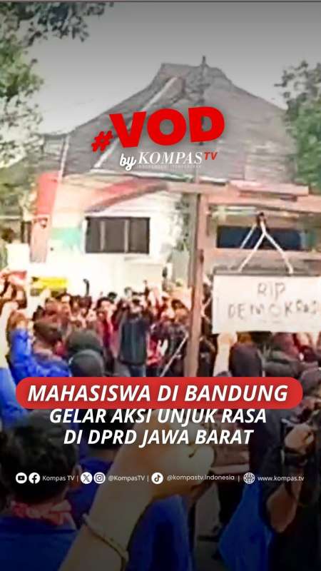 MAHASISWA DI BANDUNG GELAR AKSI UNJUK RASA DI DPRD JAWA BARAT