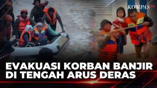 di-tengah-derasnya-arus-tim-sar-evakuasi-korban-yang-terjebak-banjir-di-padang-berut