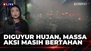 Hujan Deras Guyur MH Thamrin Jakarta, Massa Demo Masih Bertahan |SAPA MALAM