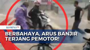 detik-detik-pemotor-di-jalan-raya-utama-cirebon-kuningan-berjatuhan-diterjang-arus-banjir