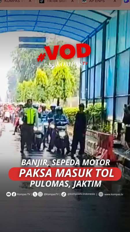 BANJIR, SEPEDA MOTOR PAKSA MASUK JALAN TOL PULOMAS JAKARTA TIMUR