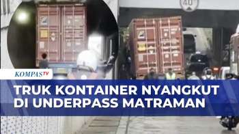 Penampakan Truk Kontainer Tersangkut di Underpass Jalan Pramuka, Lalu Lintas Sempat Macet