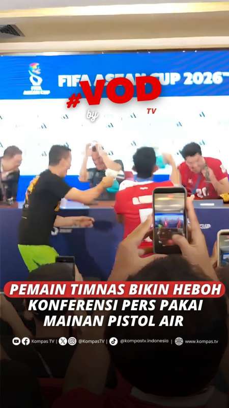 Bikin Heboh! Pemain Timnas Masuk Ruangan Konferensi Pers Semportkan Air dari Pistol Mainan